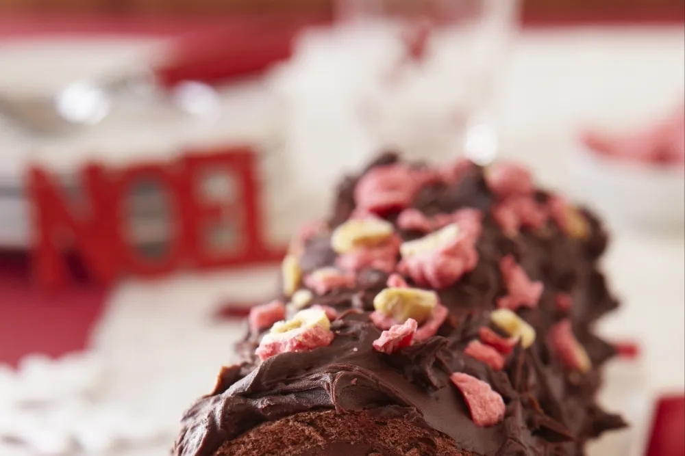 Image recette Roulé tout chocolat et pralines roses façon bûche