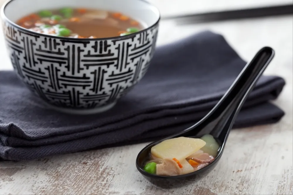 Image recette Soupe miso aux pommes de terre, cive et poitrine fumée