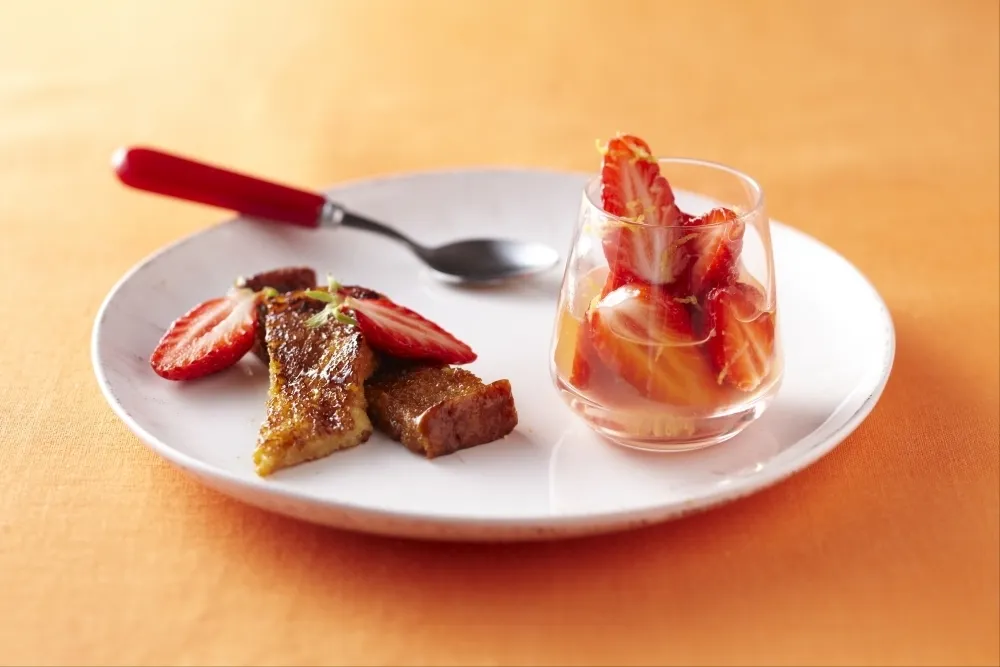 Image recette Soupe de fraises, brioche perdue caramélisée