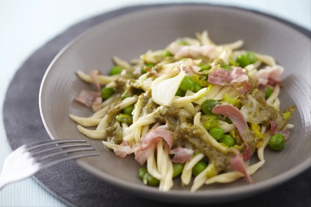 Image recette Trofie au pesto de Genovese, pancetta et légumes verts