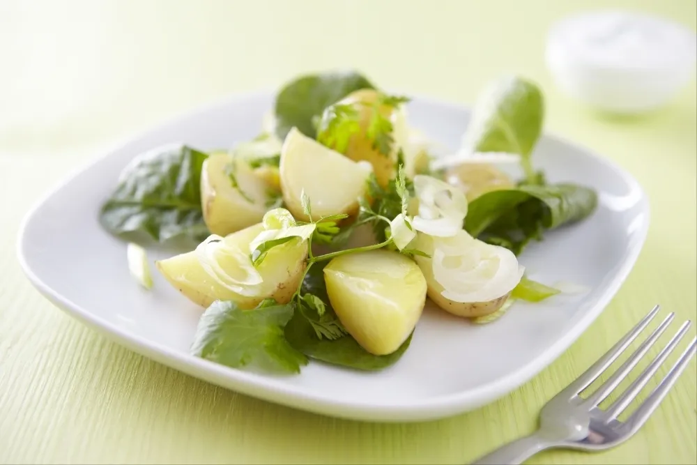Image recette Salade de pommes de terre printanière, sauce au yaourt