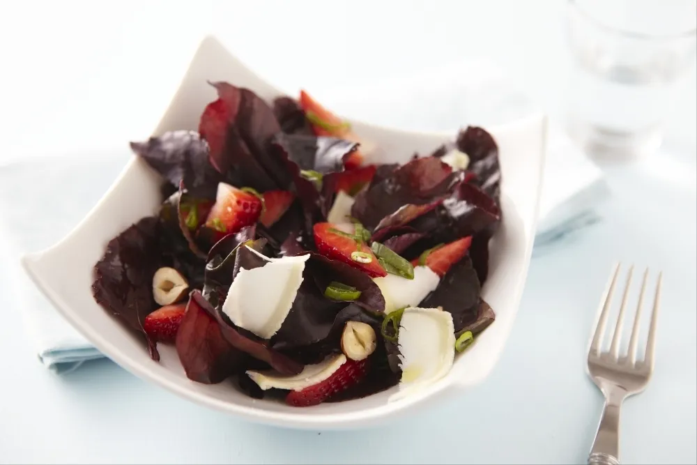Image recette Salade de jeunes pousses de betteraves aux fraises et aux noisettes