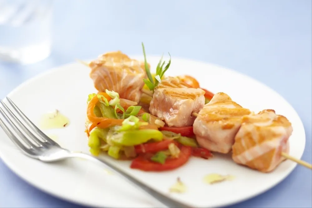 Image recette Brochette de saumon, poivronnade et vinaigrette au safran