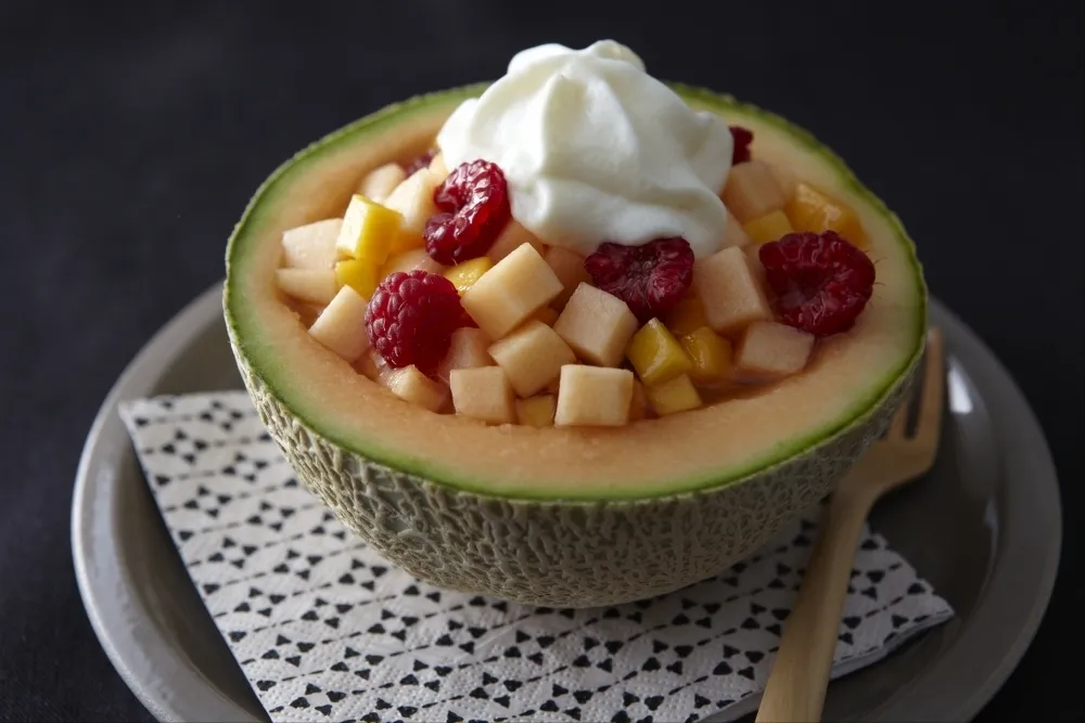 Image recette Melon comme une salade de fruits, sirop et mousse à la cardamome
