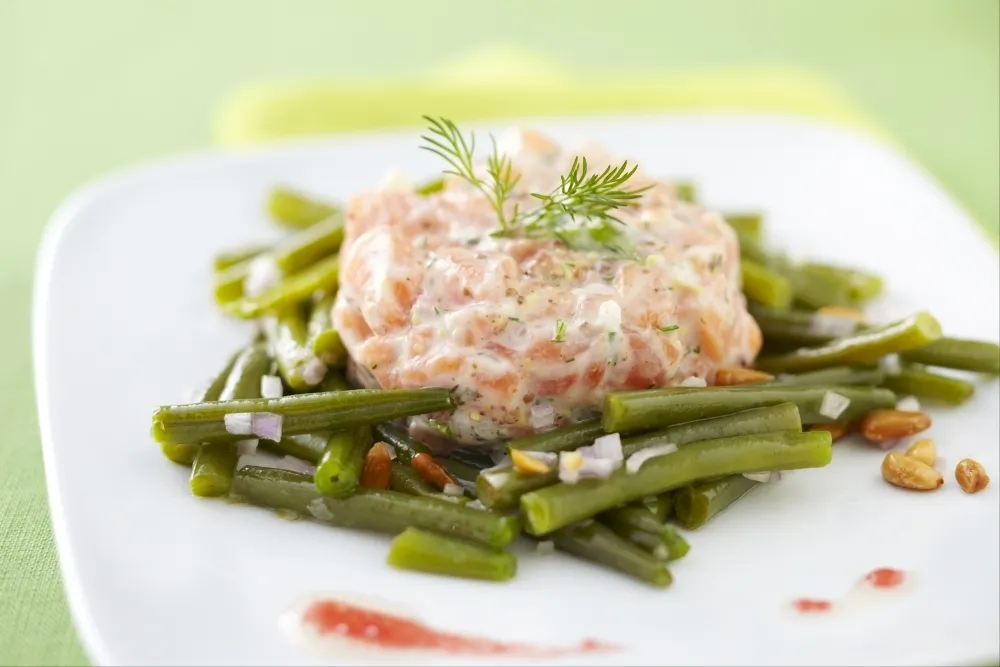 Image recette Tartare aux 2 saumons à la moutarde à l'ancienne, salade de haricots verts aux pignons de pin et vinaigre de framboise