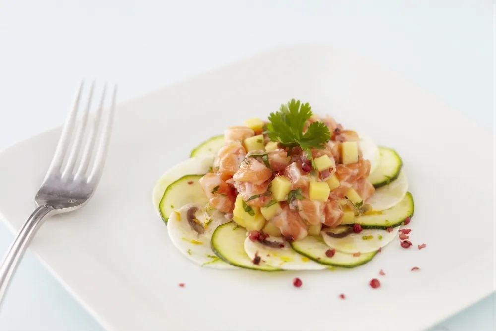 Image recette Marinade de saumon aux fruits exotiques, salade de courgettes et champignons crus à la coriandre fraîche