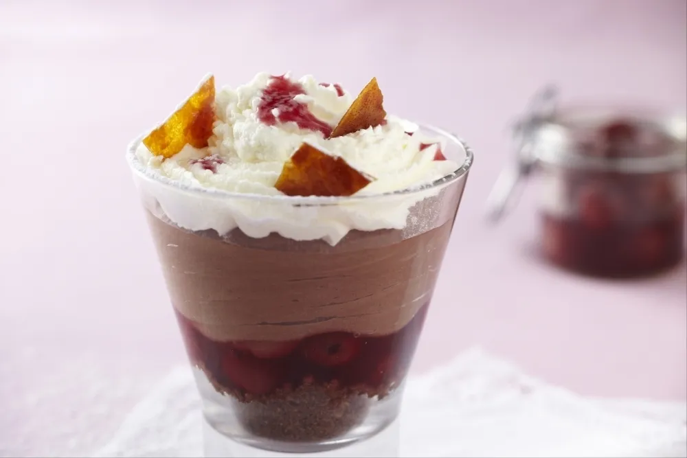 Image recette Trifle chocolat noir et cerises griottes, tuile à la nougatine 