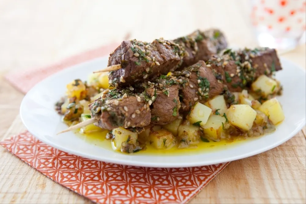 Image recette Brochettes d'agneau grillées au zaatar, pommes de terre libanaises