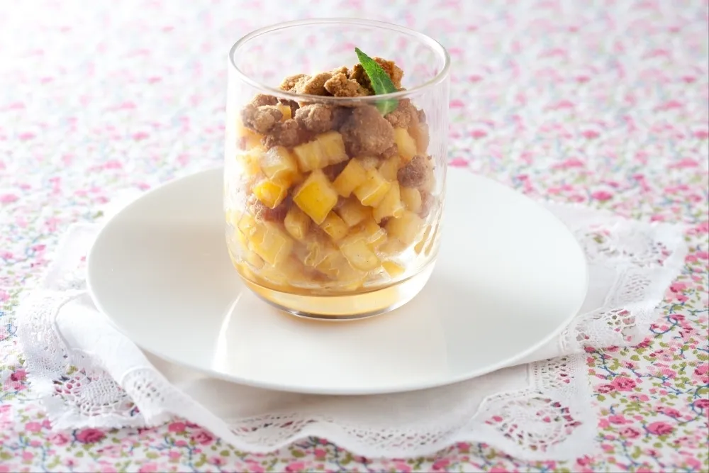 Image recette Pommes confites aux raisins et à la vanille, crumble aux 4 épices