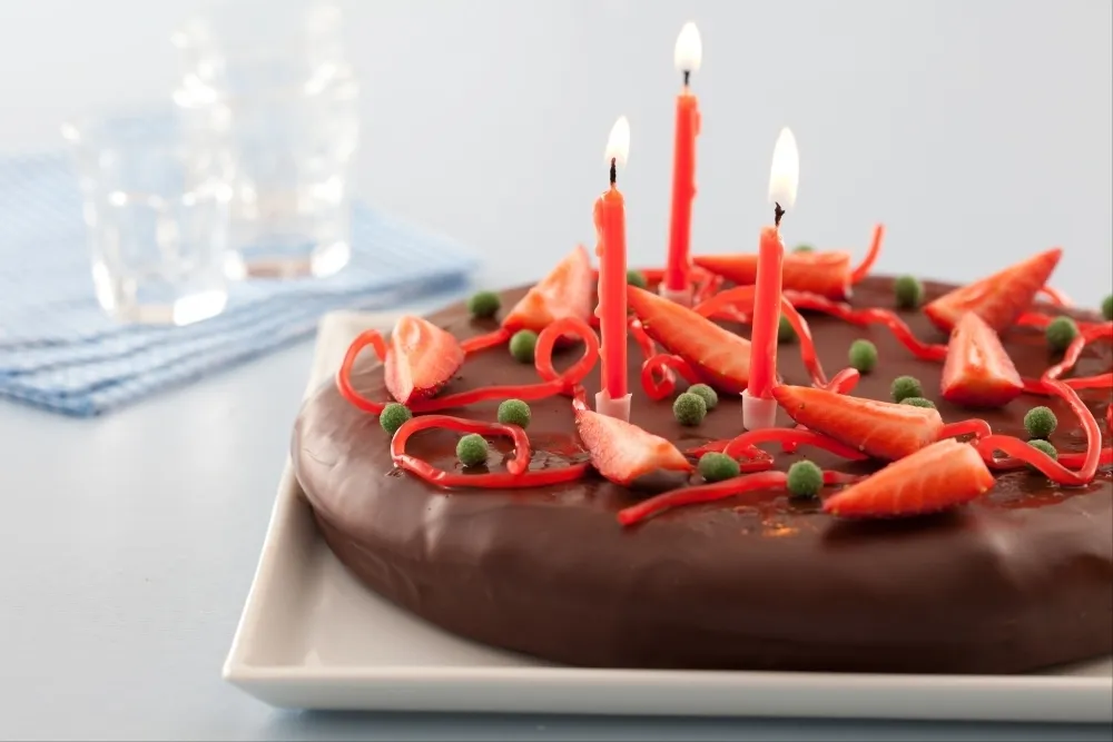Image recette Gâteau d'anniversaire au chocolat et bonbons