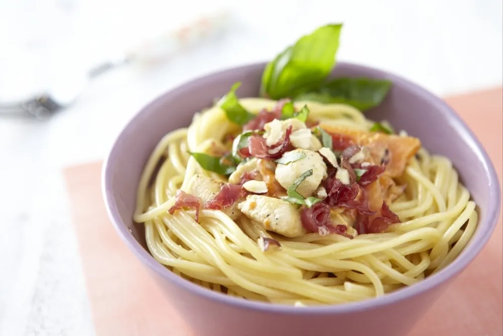 Image recette Spaghettoni au poulet, basilic et potiron à la bresaola