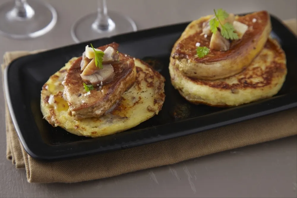 Image recette Pancake de pommes de terre aux éclats de châtaignes, escalope de foie gras poêlée, vinaigrette de cidre et miel