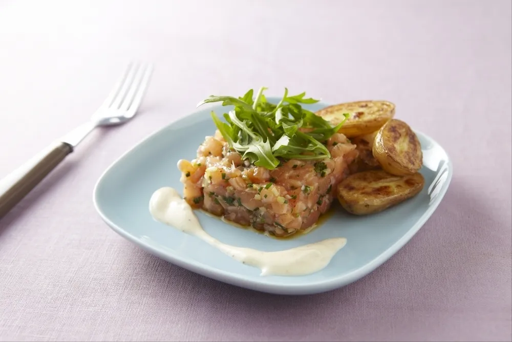 Image recette Tartare de saumon, salade de roquette et pommes de terre sautées