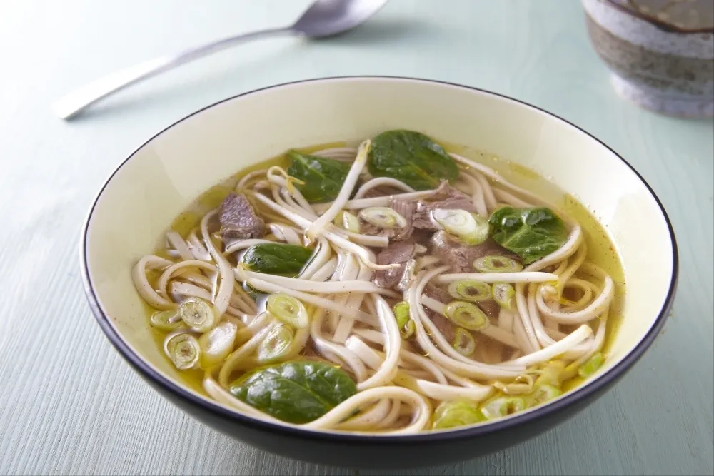 Bouillon de nouilles de riz et petits légumes