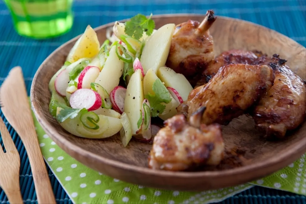 Image recette Chicken wings marinés, salade de pommes de terre, cive et radis