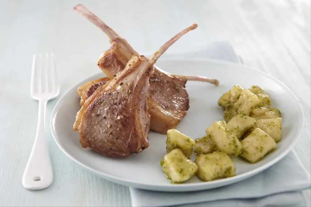 Image recette Côtelettes d'agneau à la plancha et gnocchi maison au pesto