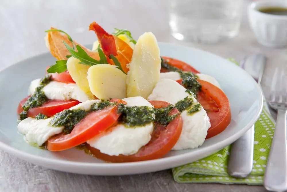 Image recette Salade revisitée tomate-mozzarella aux pommes de terre et au pesto