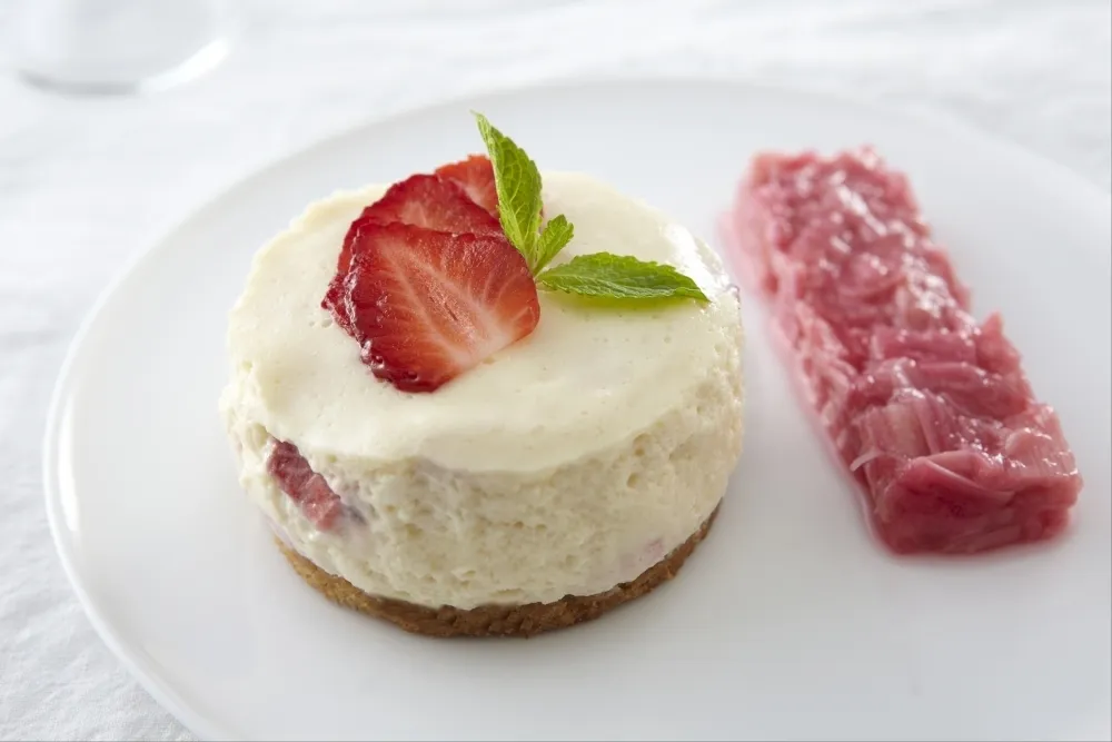 Image recette Sablé breton, mousse de fromage blanc à la fraise et compotée de rhubarbe 