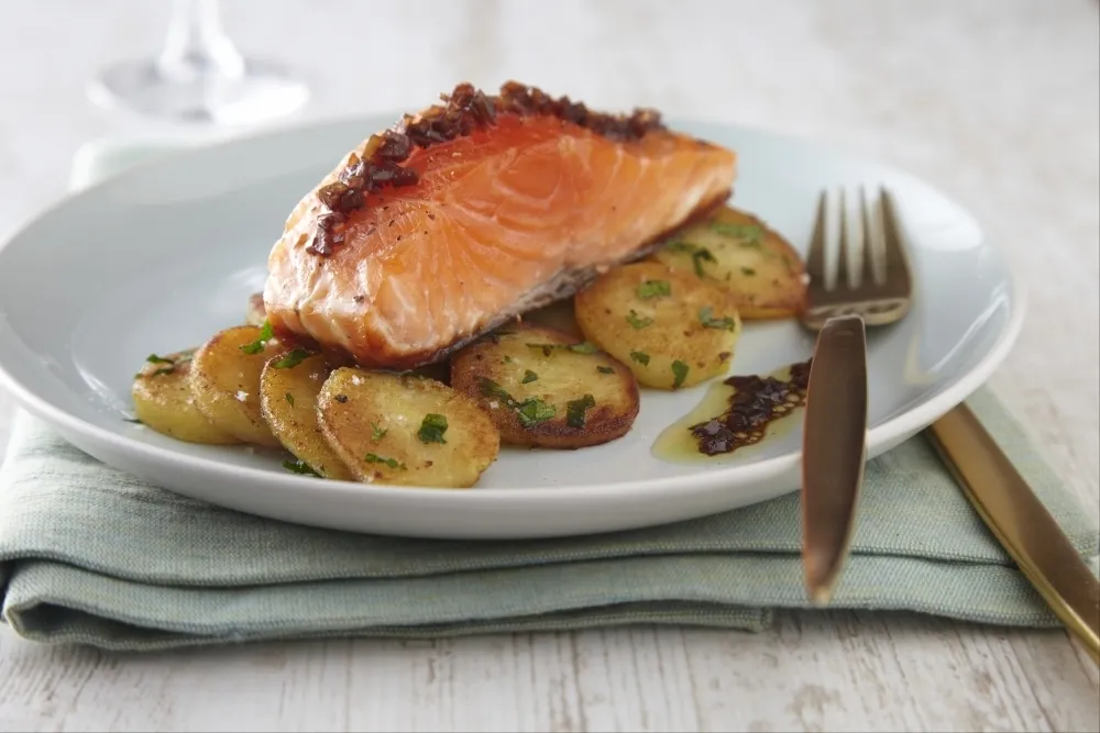 Morceaux De Saumon Fumé à Côté D'une Fourchette à Couteau