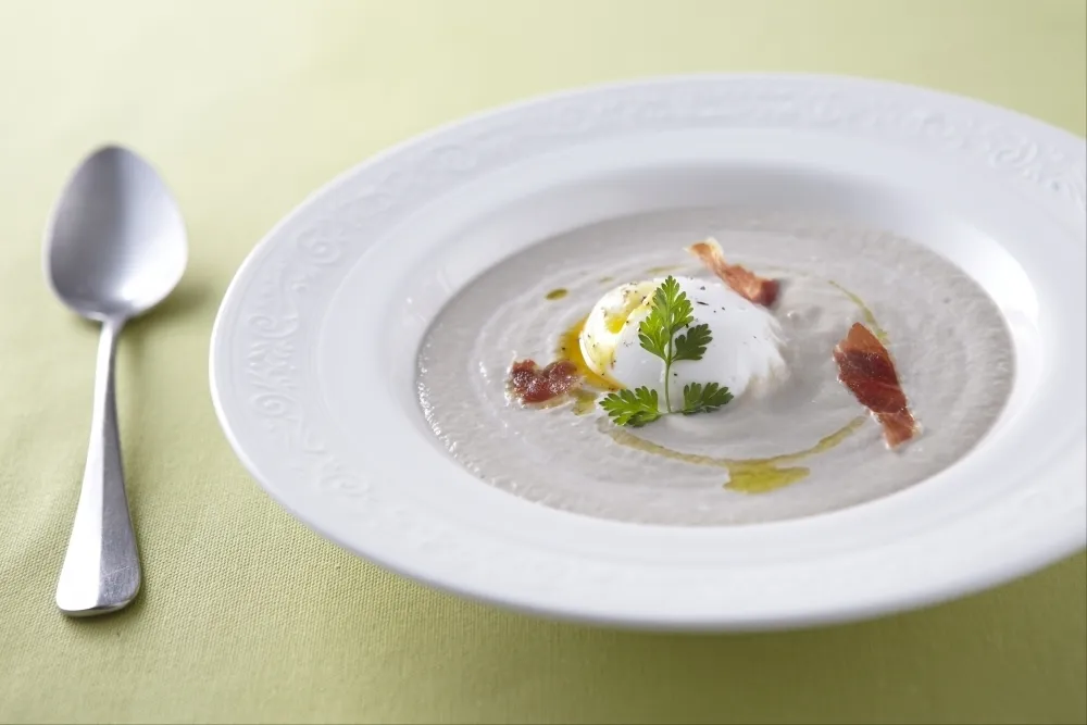 Crème de champignons, oeuf poché et chips de jambon cru