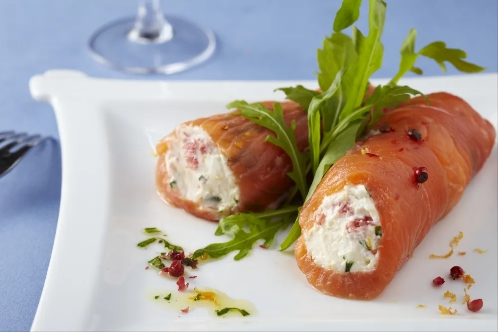 Image recette Roulés de saumon mariné aux herbes, farcis de chèvre et de pamplemousse aux baies roses