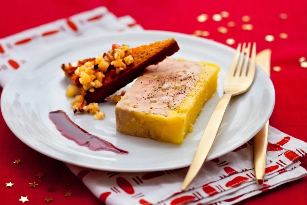 Terrine de foie gras au calvados, réduction épicée