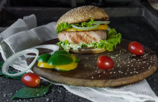 Image recette Burger de truite à la ciboulette, oignon rouge aigre-doux, véritable coleslaw