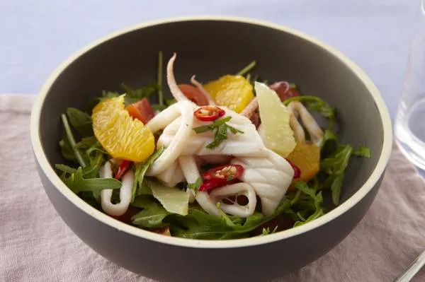 Image recette Salade de calamars aux agrumes et réduction pimentée au vin blanc