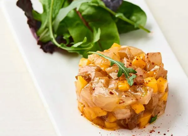 Tartare de daurade à la mangue, mousseline d'avocat