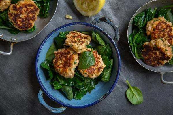 Boulettes de saumon gingembre-coriandre, tombée d'épinard.