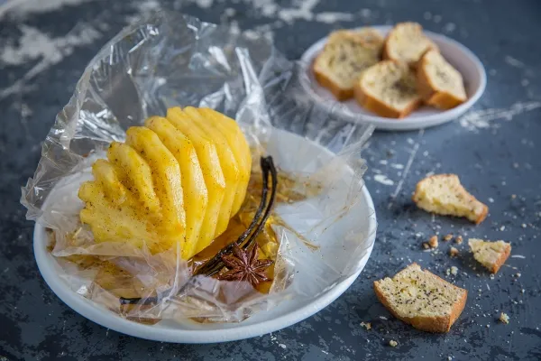 Image recette Ananas au rhum vanillé, mini cakes au citron et pavot