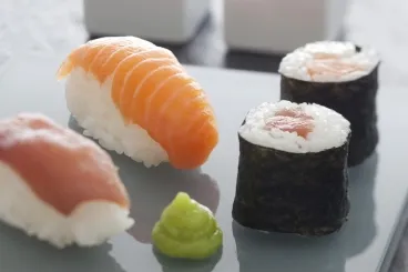 Sushis et makis de thon et saumon