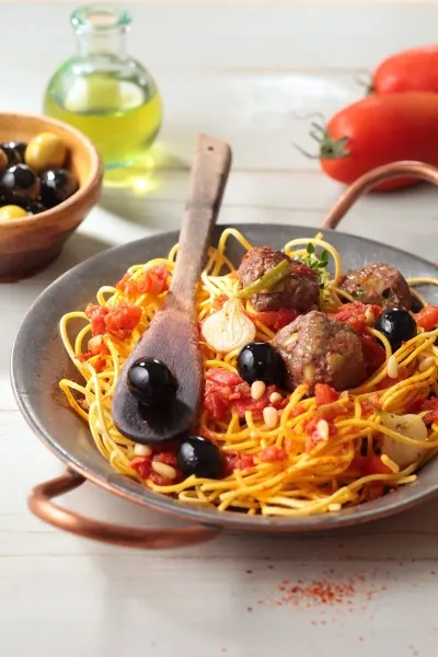Image recette Boulettes de bœuf aux olives noires, spaghettis aux tomates fraîches et origan