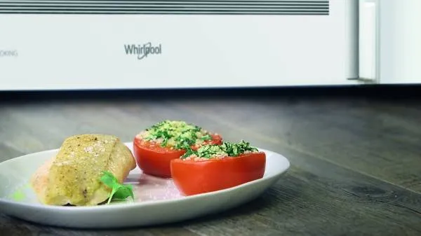 Image recette Blanc de volaille en viennoise de noisettes et tomates provençales avec le micro-ondes Chef Plus Whirlpool