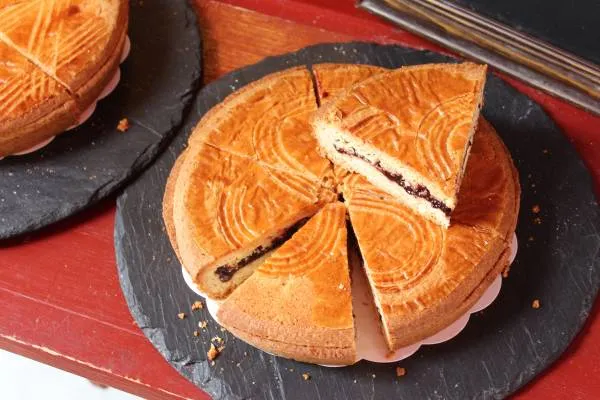 Gâteau basque à la confiture de cerises noires et à la crème