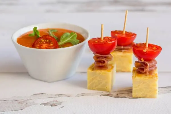Image recette Gazpacho Alvalle, brochette de tortilla, jambon ibérique et tomate cerise