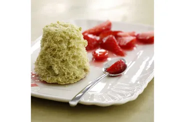 Image recette Sponge cake au thé vert, fruits rouges marinés 