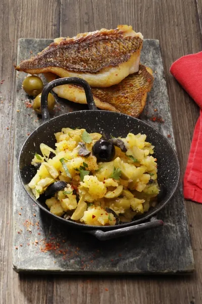 Image recette Filet de daurade rôti, purée de pommes de terre aux olives vertes et cive