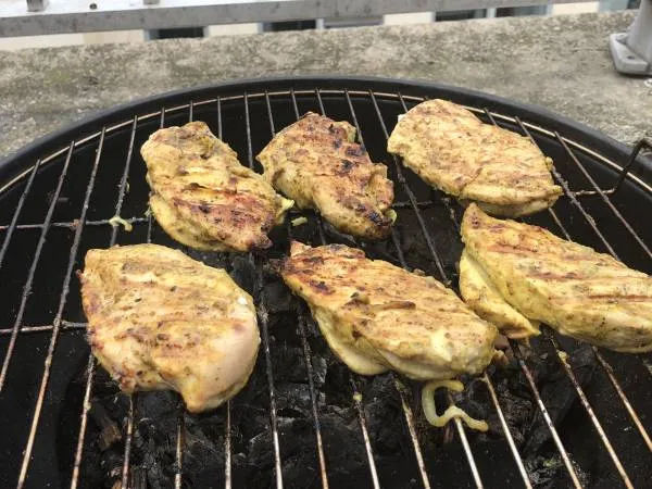 Image recette Filets de poulet au curry et sauce Savora au barbecue