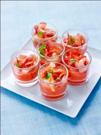 Image recette Tomate-fraise Melba jambon cru et mélisse 