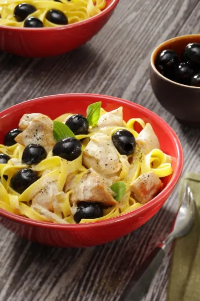 Image recette Fricassée de volaille castillane aux olives noires, tagliatelle fraîches 