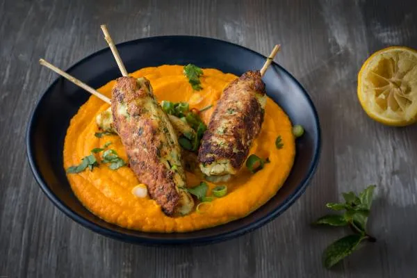 Image recette Kefta de poisson menthe-coriandre et purée fine de carottes au curcuma