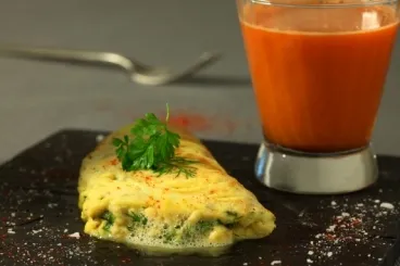 Image recette Omelette soufflée aux herbes, jus de carotte orange et gingembre