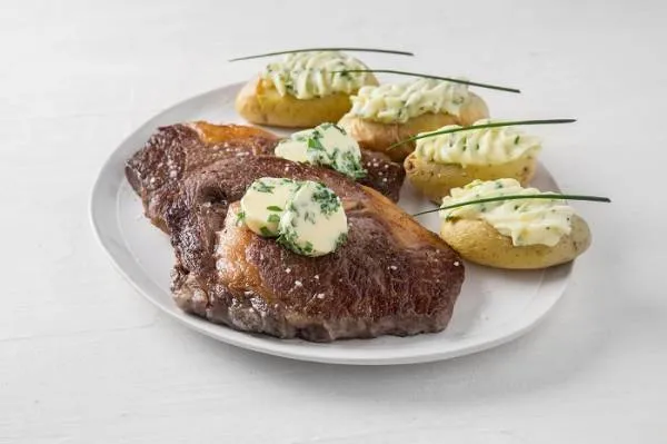 Image recette i-chef pro : Contre-filet sauté, beurre maître d'hôtel