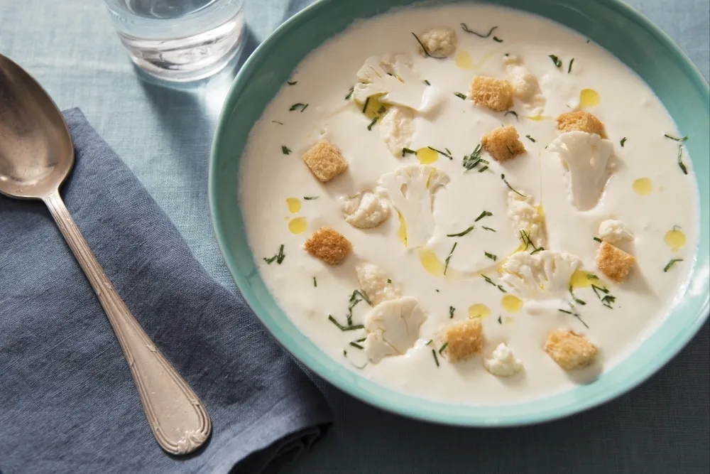 Image recette Velouté froid de choux-fleurs à la coriandre, quenelle de raifort, croûtons citronnés