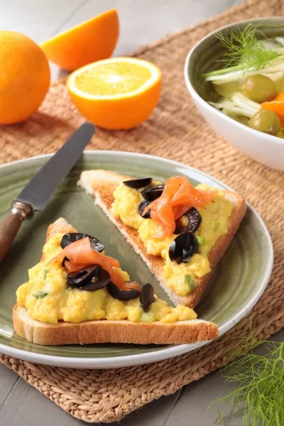 Image recette Brouillade d’oeuf aux  olives noires, salade de fenouil à l’orange