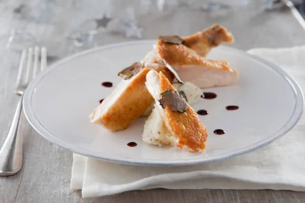 Image recette Suprême de pintade, girolles et foie gras, jus au porto