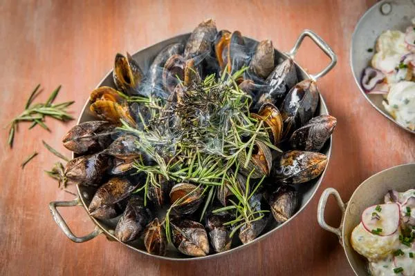 recette-eclade-de-moules-au-romarin-et-salade-de-pomme-de-terre