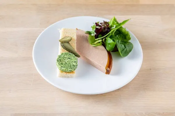 Image recette Mousse de foie de canard et toast de beurre aux condiments