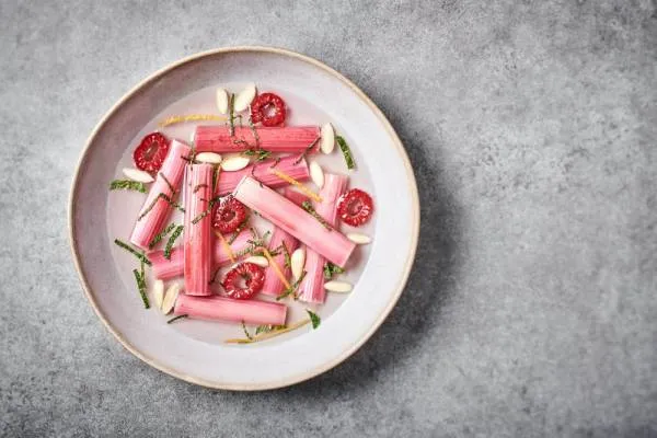Image recette Nage de rhubarbe à la verveine, framboises fraiches et éclats de sésame caramélisé